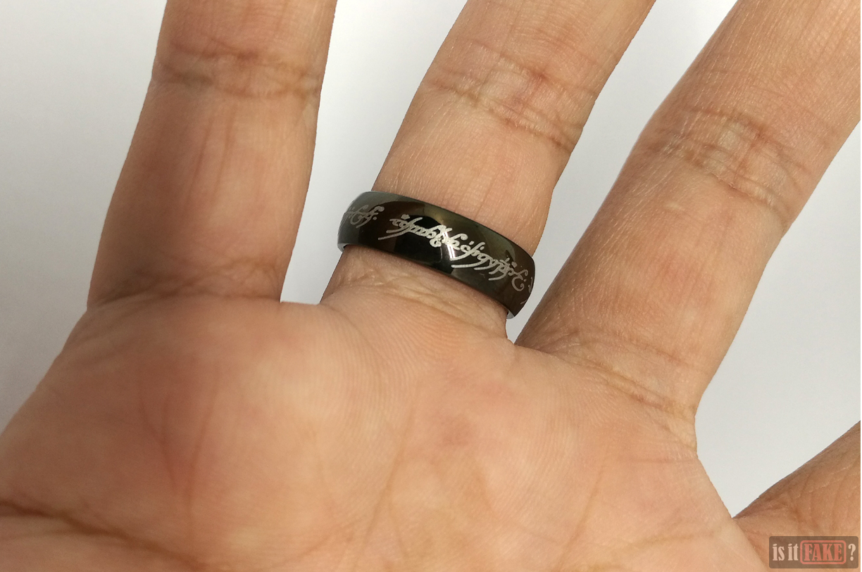 Fake The Lord of the Rings black The One Ring worn on finger